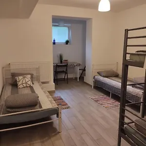 Mieszkanie #3 - Kawalerka Z Kuchnia I Lazienka 1-4 Osoby, To Jeden Pokoj-kawalerka Apartament